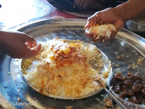 素手でいただくご飯, ソコトラ島 Rice with bare hand, Socotra island , Yemen